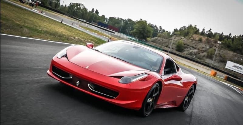 Guidare una Ferrari in pista