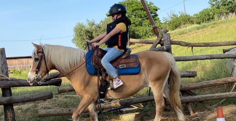 Passeggiata a cavallo per bambini
