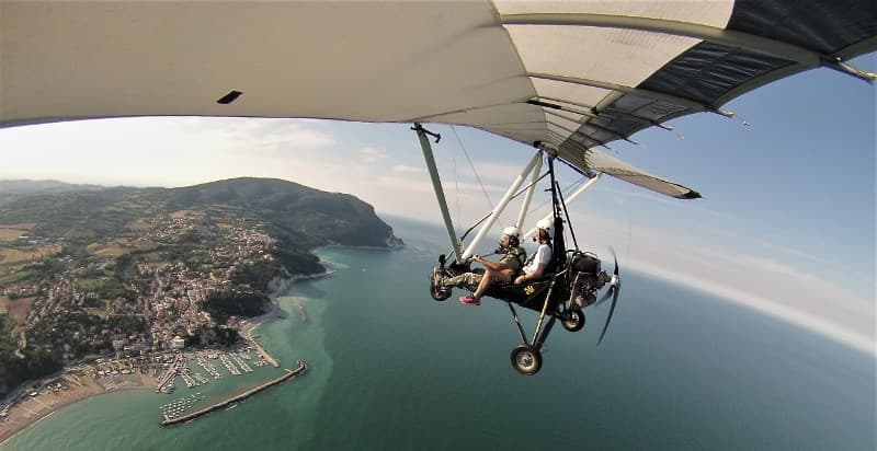 Volo in deltaplano a motore per gruppi